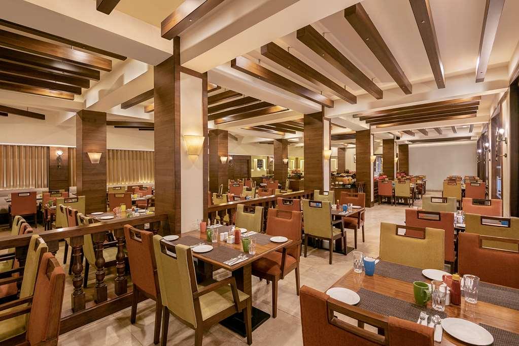 Country Inn & Suites By Radisson, Goa Кандолим Ресторан фото